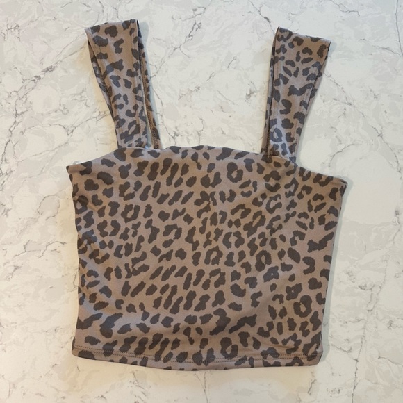 🥰 2/$15 Olivia Rae cheetah crop tank - Picture 1 of 7